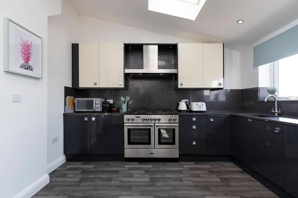 Auckland View - A Comfy & Spacious 4Bed With Views Coundon Exterior foto